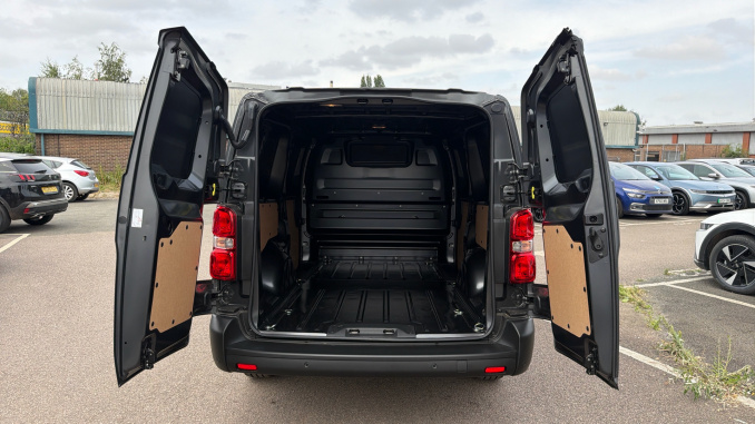 Peugeot Expert Xl Diesel 2.2 BlueHDi 150 Professional Van - Image 4